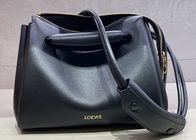 “きちんと”も“抜け感”も叶える【LOEWE(ロエベ)のマドリードバッグ】が今、いちばん頼れる理由