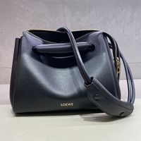 “きちんと”も“抜け感”も叶える【LOEWE(ロエベ)のマドリードバッグ】が今、いちばん頼れる理由