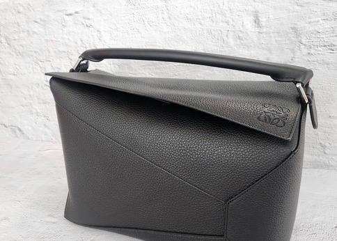 ランキング-大人の男がロエベの「黒バッグ」にハマる理由とは?おすすめモデル10選