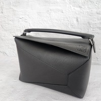 大人の男がロエベの「黒バッグ」にハマる理由とは?おすすめモデル10選