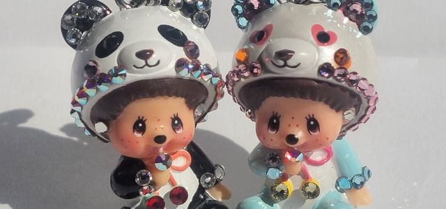 香港買付モンチッチ〉スワロフスキーが煌めくアクセサリー・チャームが