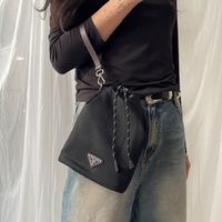 休日スタイルを格上げ!プラダの「スピードロック」レザーポーチ  #バイマのこれいいよ