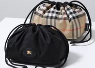 表裏どっちも楽しめる!バーバリーの「巾着バッグ」が絶妙な使いやすさ  #バイマのこれいいよ