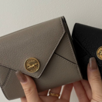 クロエの「馬メダル・折りたたみ財布/フラグメントケース」は開運に効きそうって話題♪