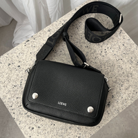 メンズに捧ぐ。ロエベの「ペブル・カメラバッグ」はカジュアルに持てるのに高級感◎