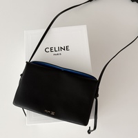 セリーヌの26新作バッグ「TRIO FLAP(トリオフラップ)」は気の利いた万能選手!