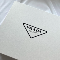 【小さいからこそ、センスが出る】プラダが再定義する“知的ユーティリティ”