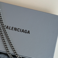 【新アイコン最速チェック】BALENCIAGA「ボレロ バッグ」、ミニorミディアムどっち?