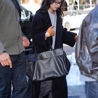 【ヘイリー&JENNIEも夢中】シャネルの新“ビッグトート”が次のItバッグ候補!