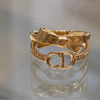 ジョナサン手がける【新生ディオール】は、アクセサリーから取り入れよう!