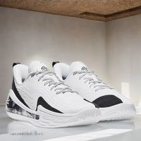 UNDER ARMOURのスニーカーが再熱!?なぜ人気?