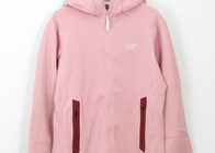 アークテリクス女子が着てる「ピンク・ナイロンジャケット」はフェミニン派にも推せる!