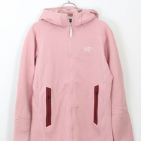 アークテリクス女子が着てる「ピンク・ナイロンジャケット」はフェミニン派にも推せる!