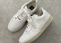 パンプスはもう履けない!? 通勤ママの新常識「きれいめ白スニーカー」で、保育園ダッシュもエレガントに