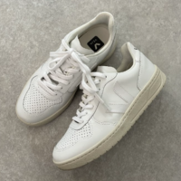 パンプスはもう履けない!? 通勤ママの新常識「きれいめ白スニーカー」で、保育園ダッシュもエレガントに