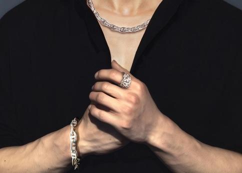 ランキング-「大人になった証」!長年愛せる普遍的なデザインのハイブランド系アクセサリーおすすめ10選