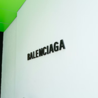 【新生BALENCIAGAの新アイコン】「LE 7」バッグとは? パリの空気をまとう次世代ショルダー