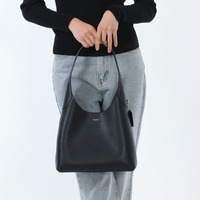 【ヘイリー、ベラも愛用中♡】今“ちょうどいい”が詰まったCoach「ブルックリンバッグ」が今狙い目!