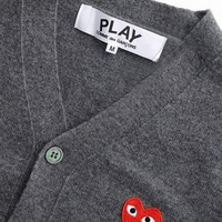 コムデギャルソン「PLAYカーディガン」のおしゃれな着こなし方(メンズ編)