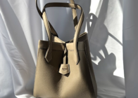 電車でも邪魔になりにくい「バケットトート」を通勤バッグに!