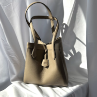 電車でも邪魔になりにくい「バケットトート」を通勤バッグに!