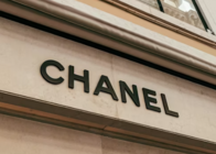 【マーゴット・ロビーの新キャンペーンで話題】「CHANEL 25ミニ」を今選びたい!