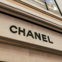 【マーゴット・ロビーの新キャンペーンで話題】「CHANEL 25ミニ」を今選びたい!