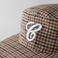 ジェニーが被ってるあの「DEF・チェックキャップ」はどこで買える?