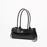 【ラージはちょっと大きい人へ】CHANELの“スモールショッピングバッグ”が今ちょうどいい