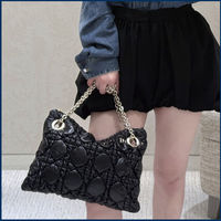 【新アイコン誕生】DIOR「Crunchy」は“質感で魅せるバッグ”