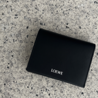 【2026年】おしゃれな「メンズ・お財布」人気ブランド25選!-ミニや大きめ、ロエベやコーチなど一気見せ!