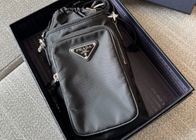 【2026年最新】休日の相棒は「縦長スマホポーチ」が正解!手ぶら派の男を格上げするハイブランド厳選7選