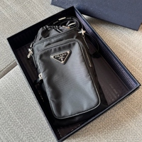 【2026年最新】休日の相棒は「縦長スマホポーチ」が正解!手ぶら派の男を格上げするハイブランド厳選7選