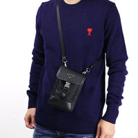 【2026年最新】休日の相棒は「縦長スマホポーチ」が正解!手ぶら派の男を格上げするハイブランド厳選7選