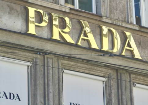 ランキング-【“クリーム→パウダー”でここまで変わる?】PRADAのチーク、ひと塗りで垢抜ける♡