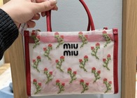 MiuMiuの新作「刺繍メッシュバッグ」、早くも争奪戦の予感!