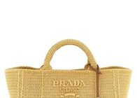 PRADAの新作かごバッグ深掘り調査✓ “大きめ”が今年の正解