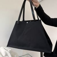 【The Rowの隠れ名品】軽くてきれいめ。Idahoバッグが“大人の毎日トート”にちょうどいい