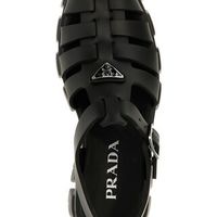 【PRADAのプラットフォームサンダル、どう選ぶ?】厚底なのに軽やかな新作&名品をチェック
