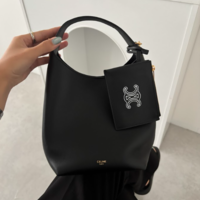 【2026新作】CELINE「スモールホーボーバッグ」はポーチつきでヘビロテ確実!