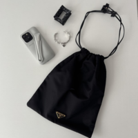ペットボトルも入る!プラダの「巾着バッグ」が普段使いに大活躍!