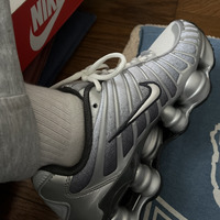 【メンズに大人気】Nike「Shox TL」シルバースニーカーが人気な理由!