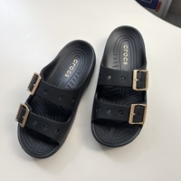 クロックスに「メタリックバックル」の新作サンダルが仲間入り〈お取り寄せレビュー〉