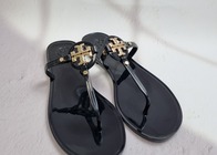 【Tory Burch】雨の日もビーチもこれが正解♡夏の足元を彩る「ジェリーサンダル」に注目