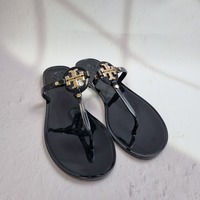 【Tory Burch】雨の日もビーチもこれが正解♡夏の足元を彩る「ジェリーサンダル」に注目