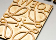 【くるりと腕に巻くバッグ】LOEWE「ブレスレットポーチ」もう知ってる?