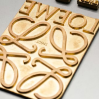 【くるりと腕に巻くバッグ】LOEWE「ブレスレットポーチ」もう知ってる?