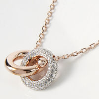 芸能人も愛用!スワロフスキーの本当に使えるネックレス7選!