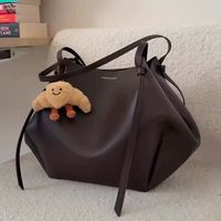 通勤バッグにおすすめな、Charles&Keithバッグ6選!
