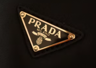 PRADA「Re-Nylon(リナイロン)」の折りたたみ式ミニダッフルバッグは、今シーズン最も魅力的な隠れた名品だ!
